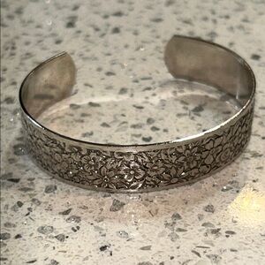 Floral Patterned Silver Cuff Bracelet H1
